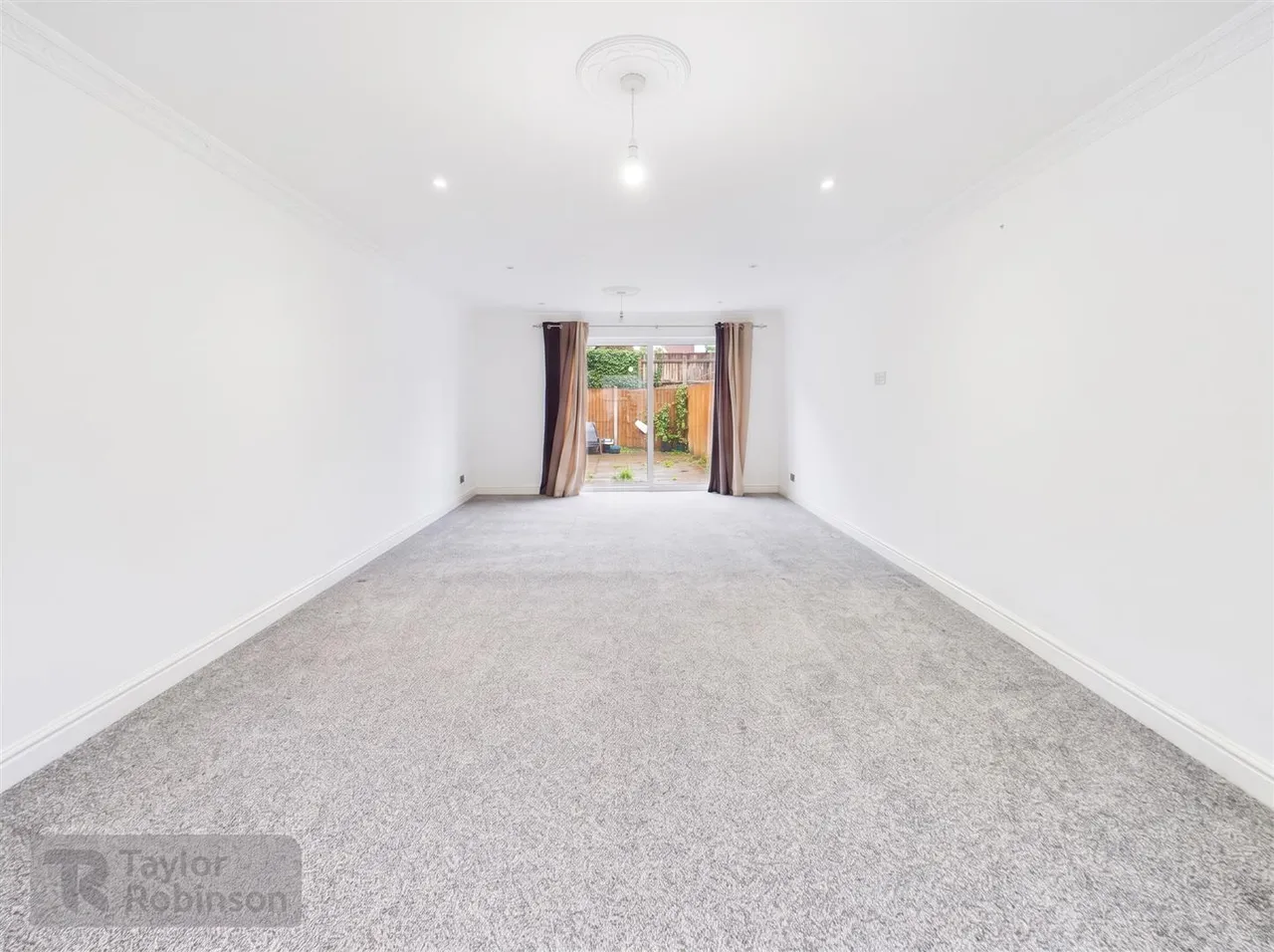 Stanley Walk, Horsham, RH13, photo 2
