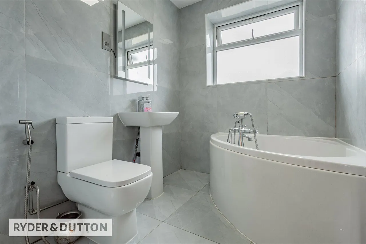 Sedgley Avenue, Buersil, OL16, photo 11