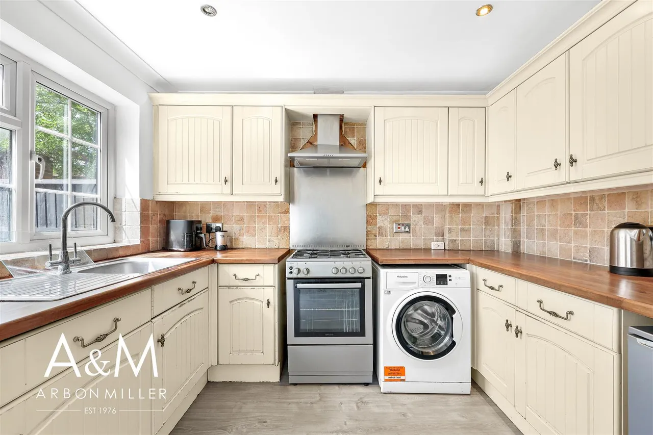 Lansbury Avenue, Chadwell Heath, Essex, Romford, RM66SD, photo 5