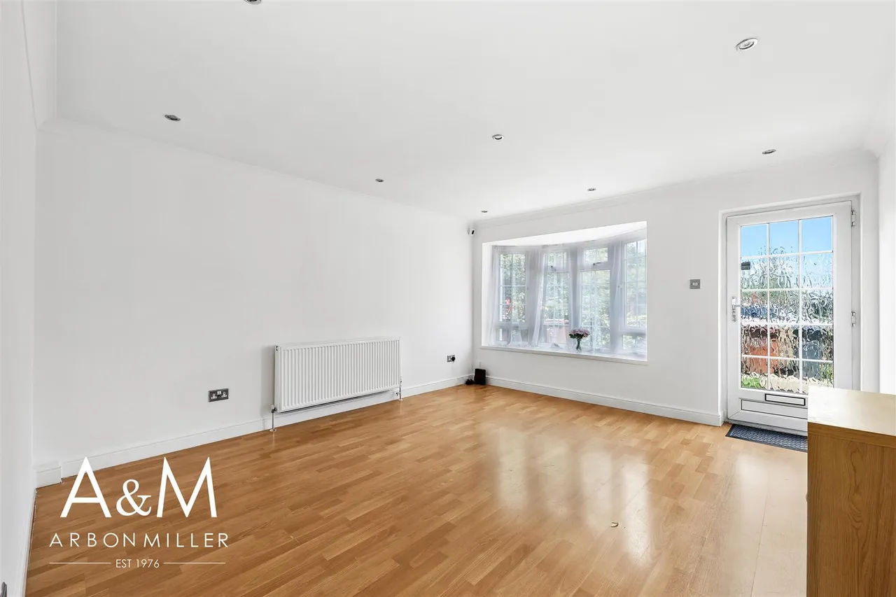 Lansbury Avenue, Chadwell Heath, Essex, Romford, RM66SD, photo 2