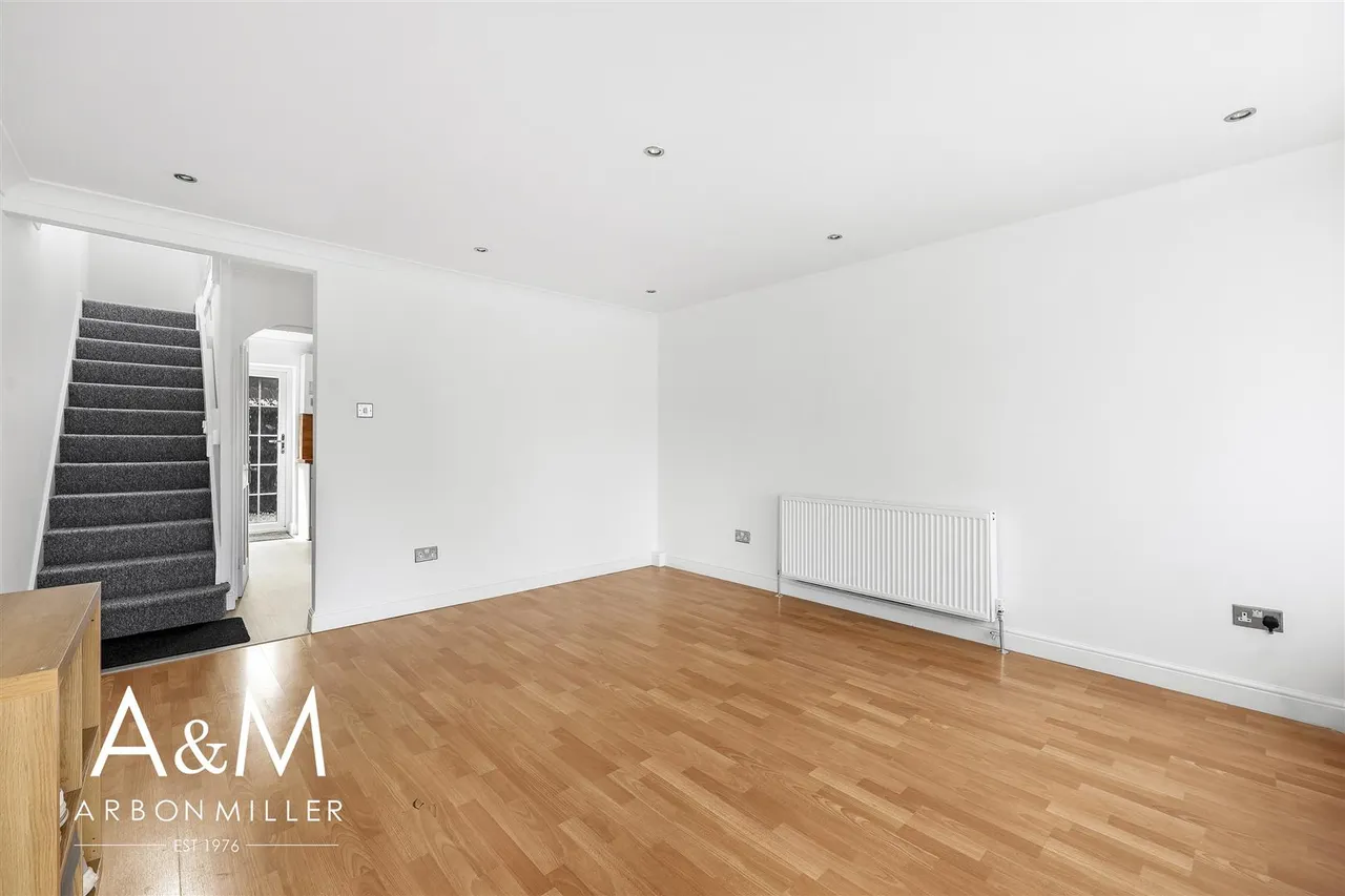 Lansbury Avenue, Chadwell Heath, Essex, Romford, RM66SD, photo 3