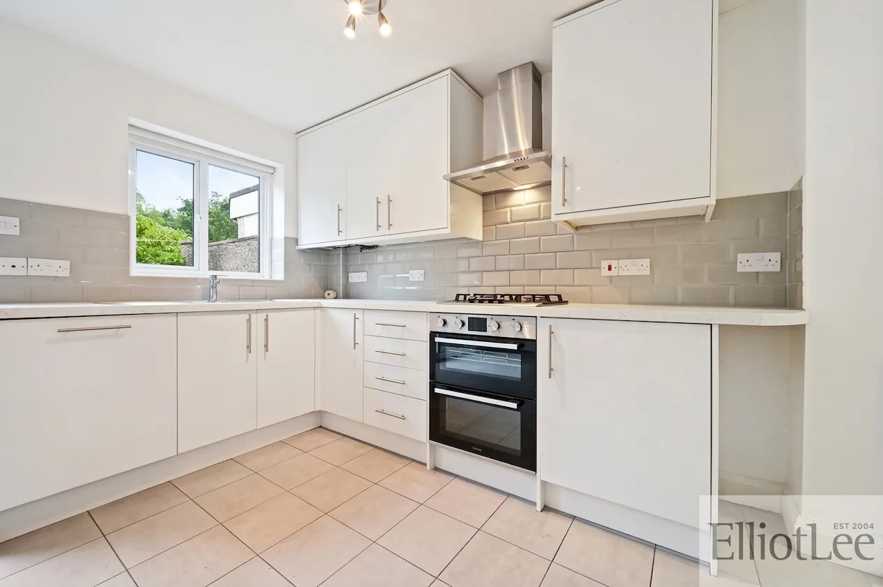 Robin Hood Way, Greenford, UB6, photo 5