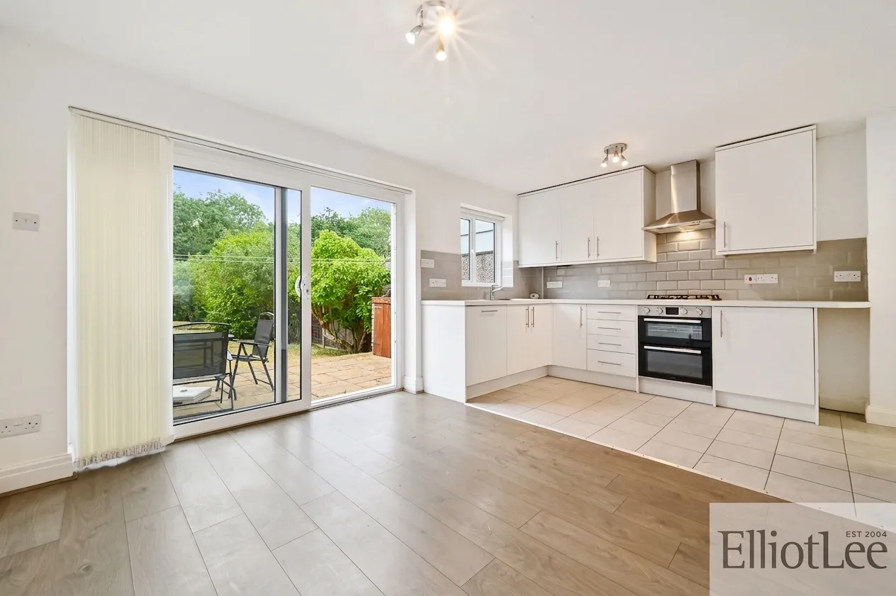 Robin Hood Way, Greenford, UB6, photo 3