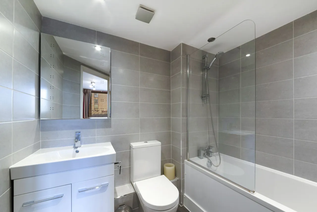 London, E1W, photo 8