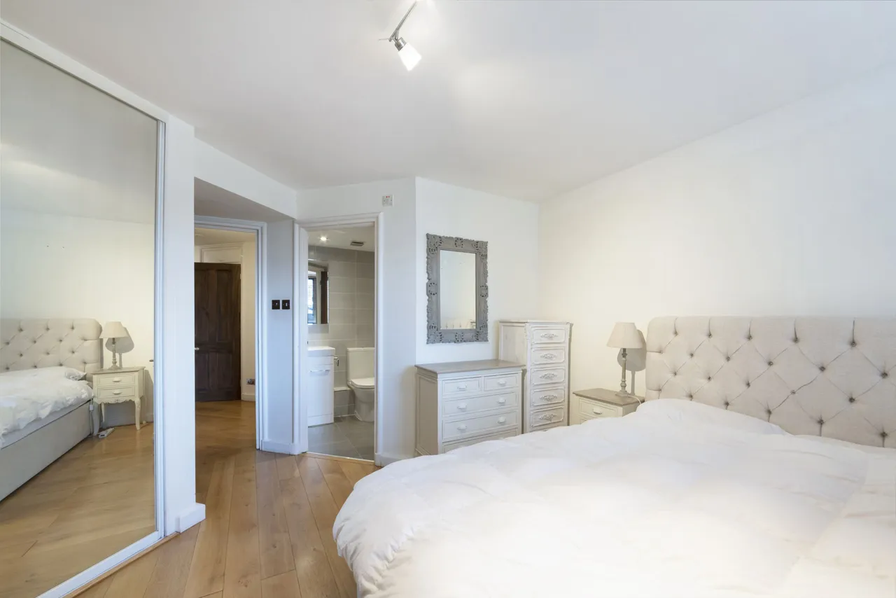 London, E1W, photo 6