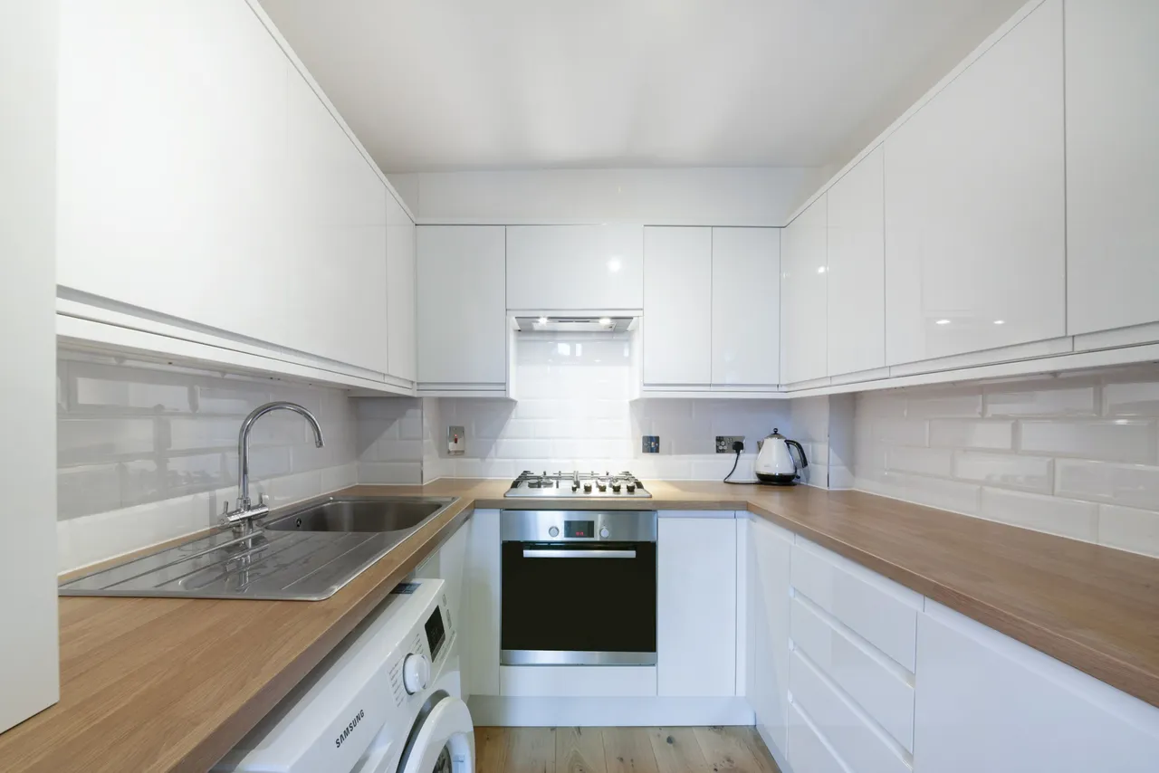 London, E1W, photo 3