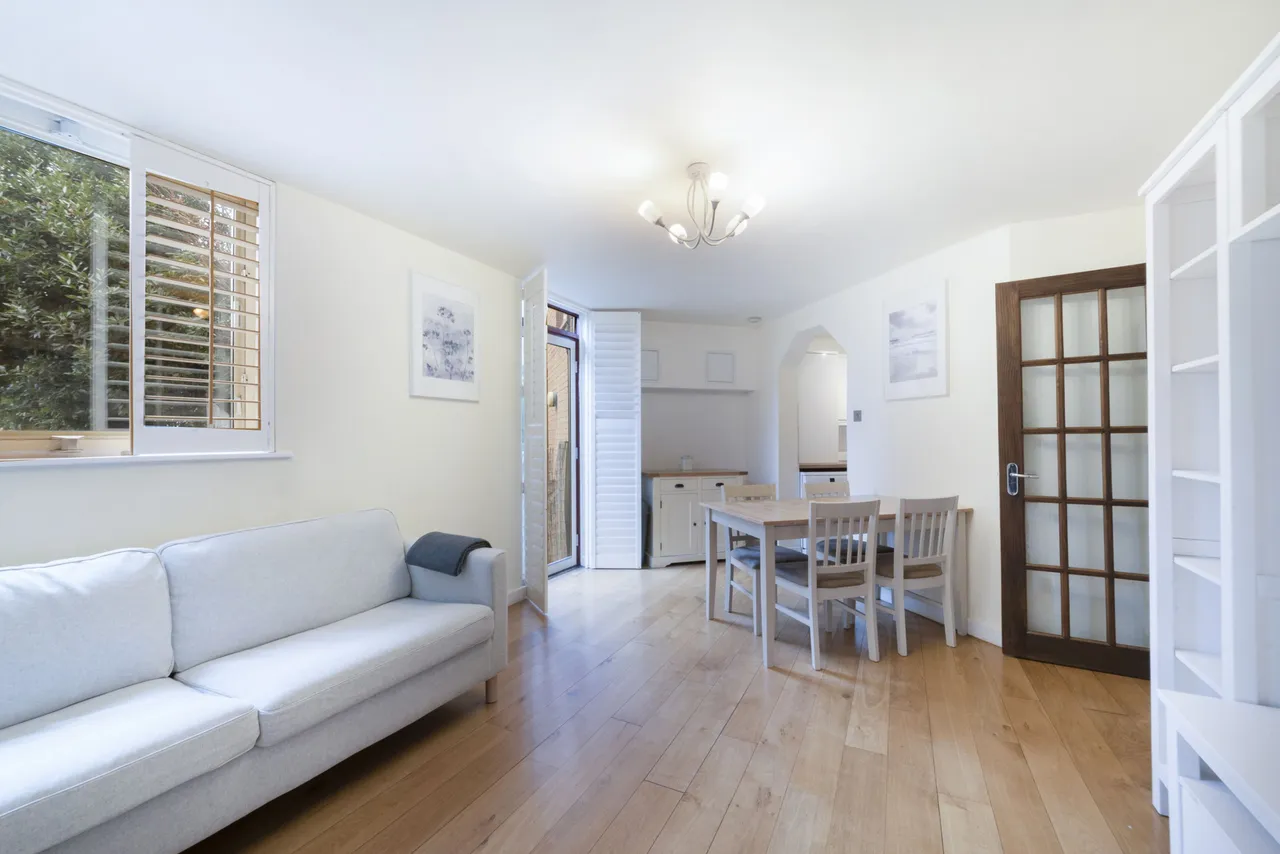 London, E1W, photo 2