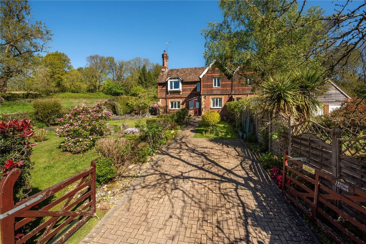 3 bed house for sale, Broomehall Road, Coldharbour, RH5
