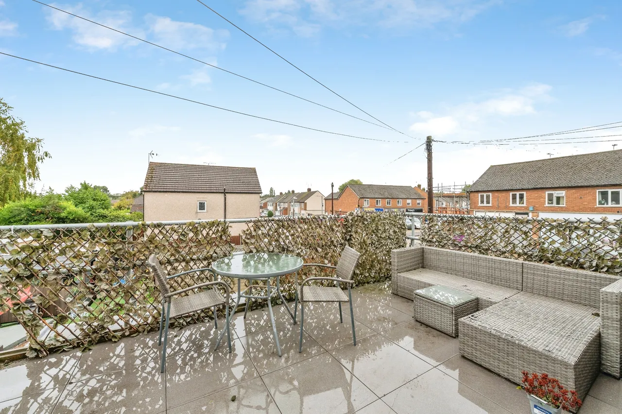 2 bed flat for sale, London Road, Stanford-Le-Hope, SS17