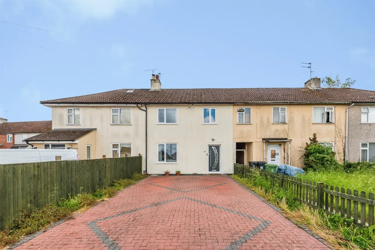 3 bed house for sale — Coronation Road, Wroughton, Swindon