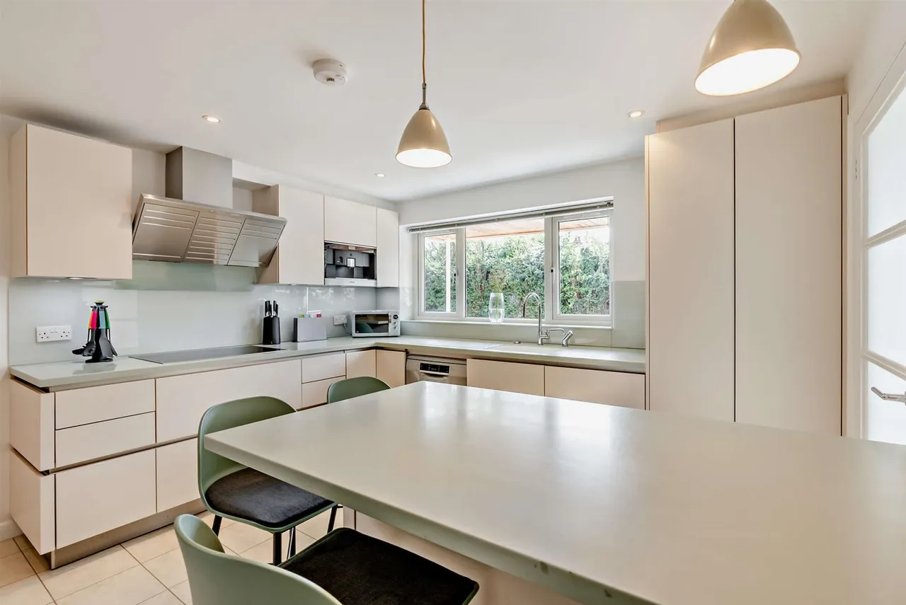 Northcroft Close, Englefield Green, Egham, Surrey, TW20 0DY, photo 8