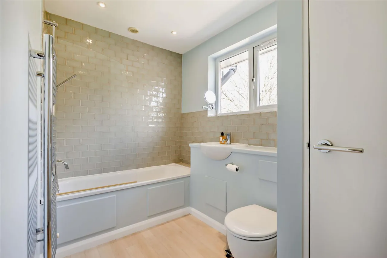 Northcroft Close, Englefield Green, Egham, Surrey, TW20 0DY, photo 37