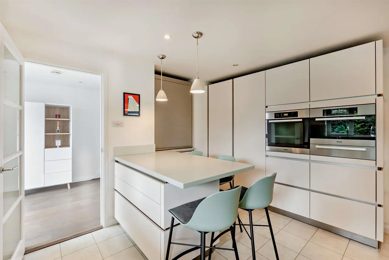 Northcroft Close, Englefield Green, Egham, Surrey, TW20 0DY, photo 11