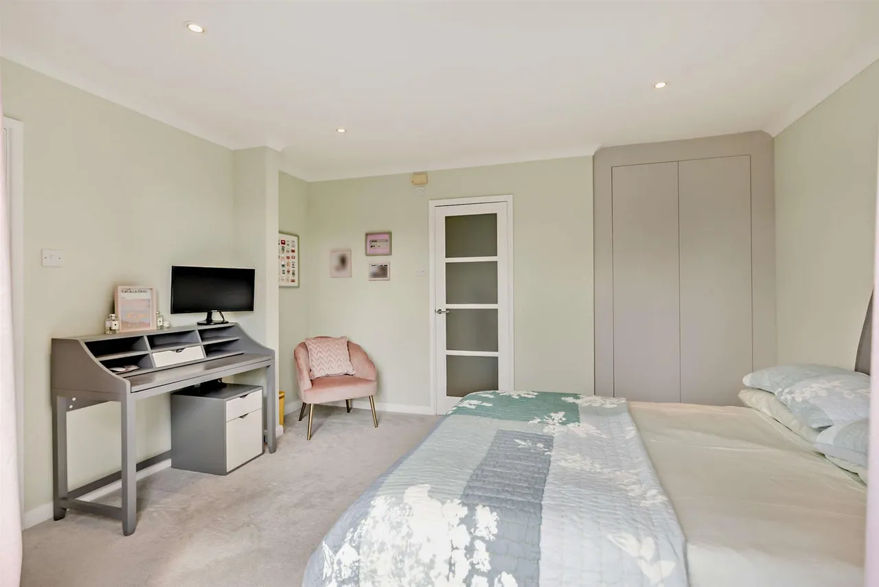 Northcroft Close, Englefield Green, Egham, Surrey, TW20 0DY, photo 24