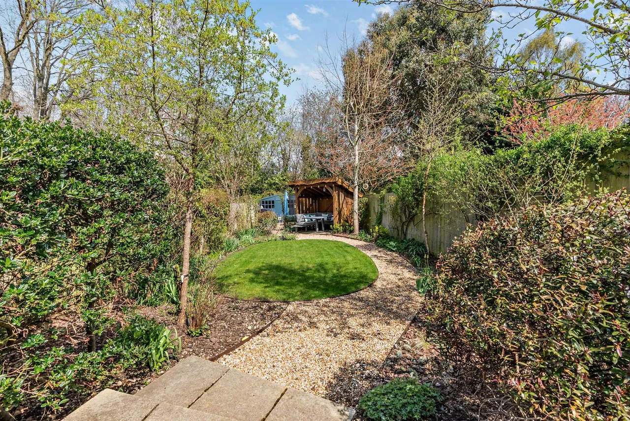 Northcroft Close, Englefield Green, Egham, Surrey, TW20 0DY, photo 2
