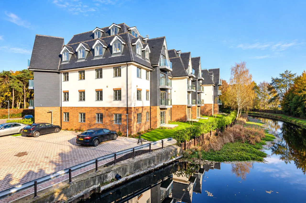 2 bed flat for sale, Monument Road, Woking, GU21