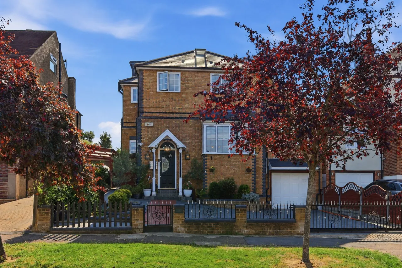 5 bed house for sale, Dukes Avenue, Theydon Bois, CM16