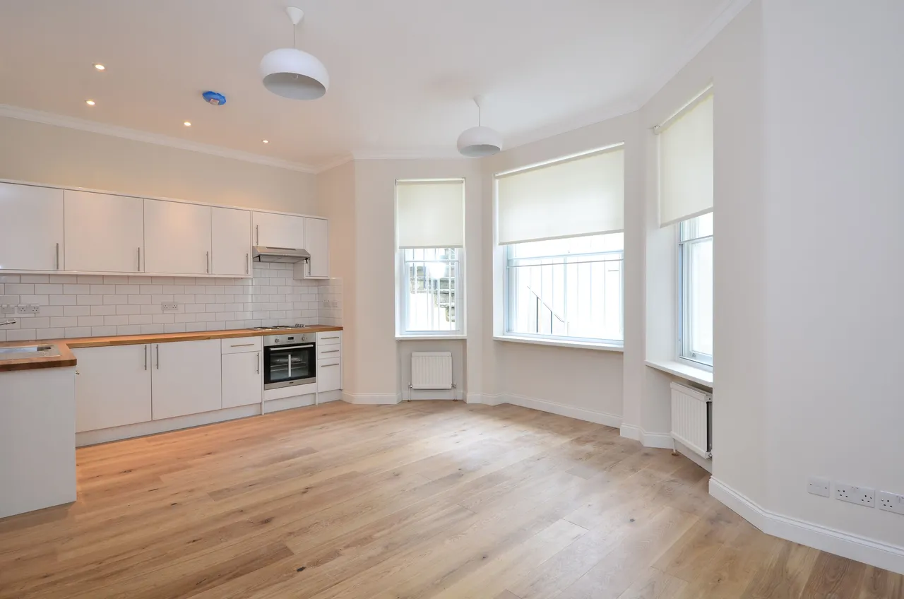 2 bed flat to rent — Flat 1, 134 Queens Gate, London