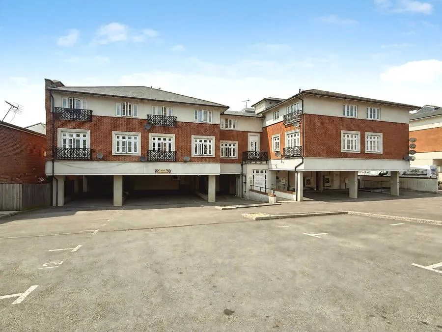 2 bed flat to rent, Cambridge Road, Crowthorne, RG45