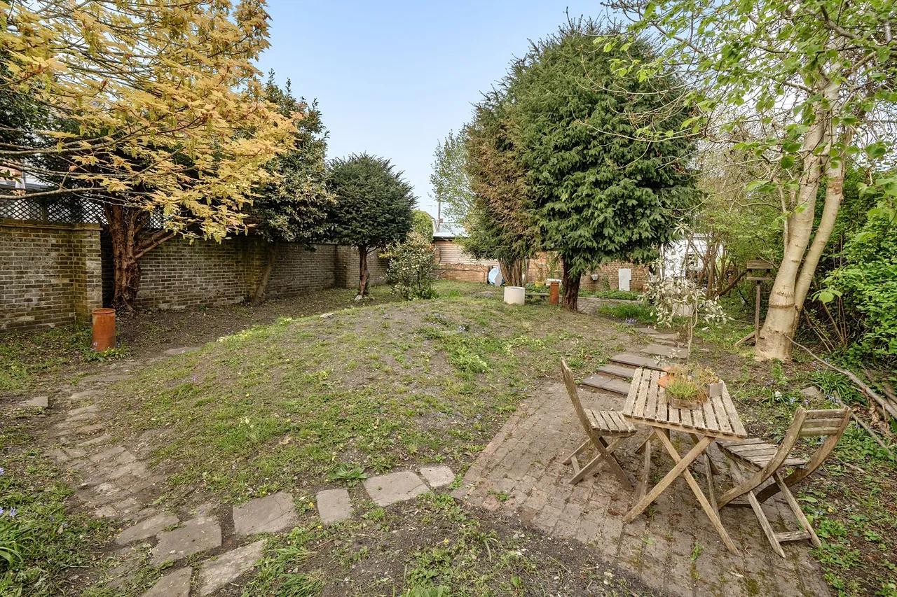 The Square, Westbourne, PO10, photo 20