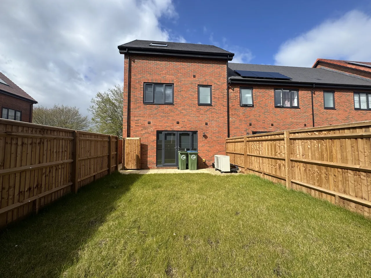 4 bed house to rent — Francis Avenue, AYLESBURY