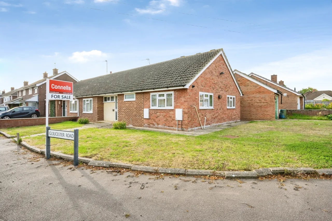 2 bed house for sale — Gloucester Road, Bedford