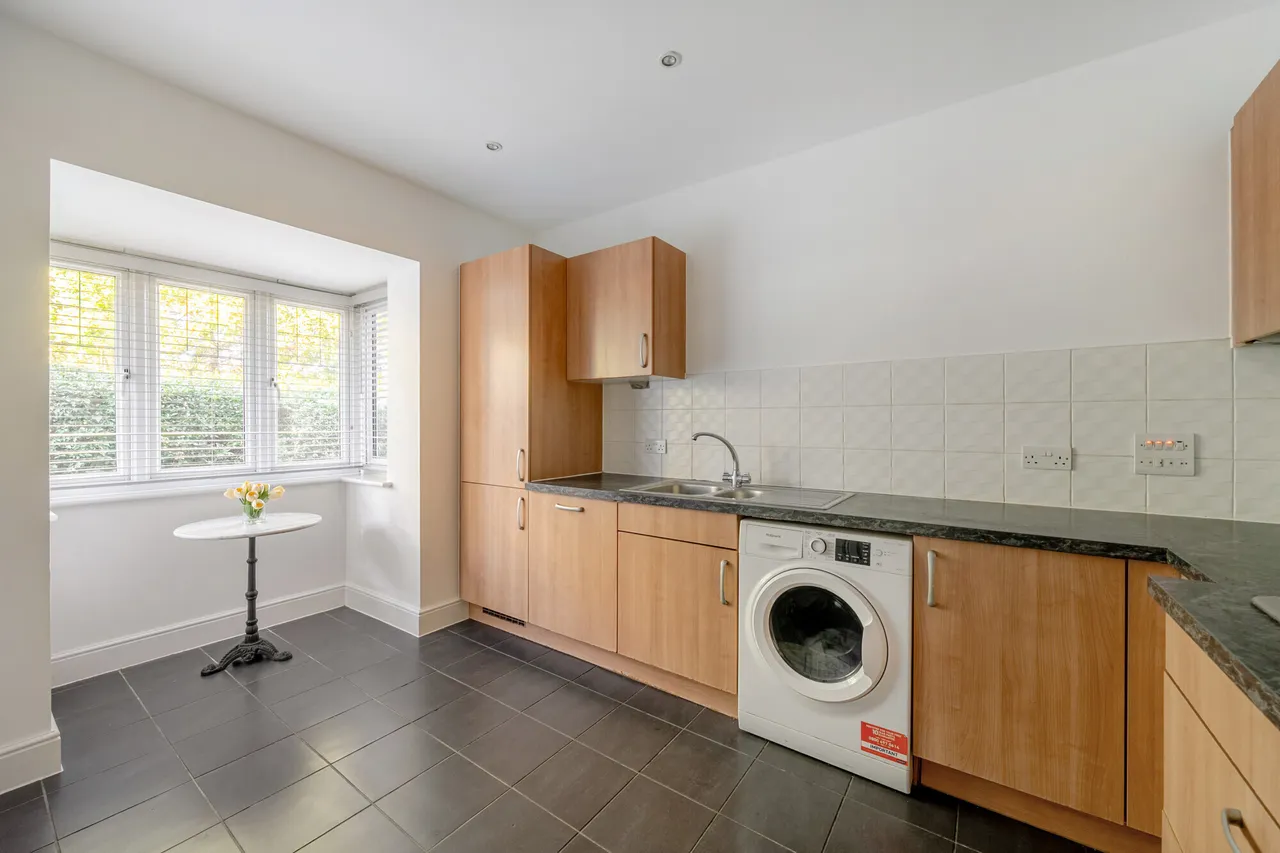 Nower Close East, Dorking, RH4, photo 4
