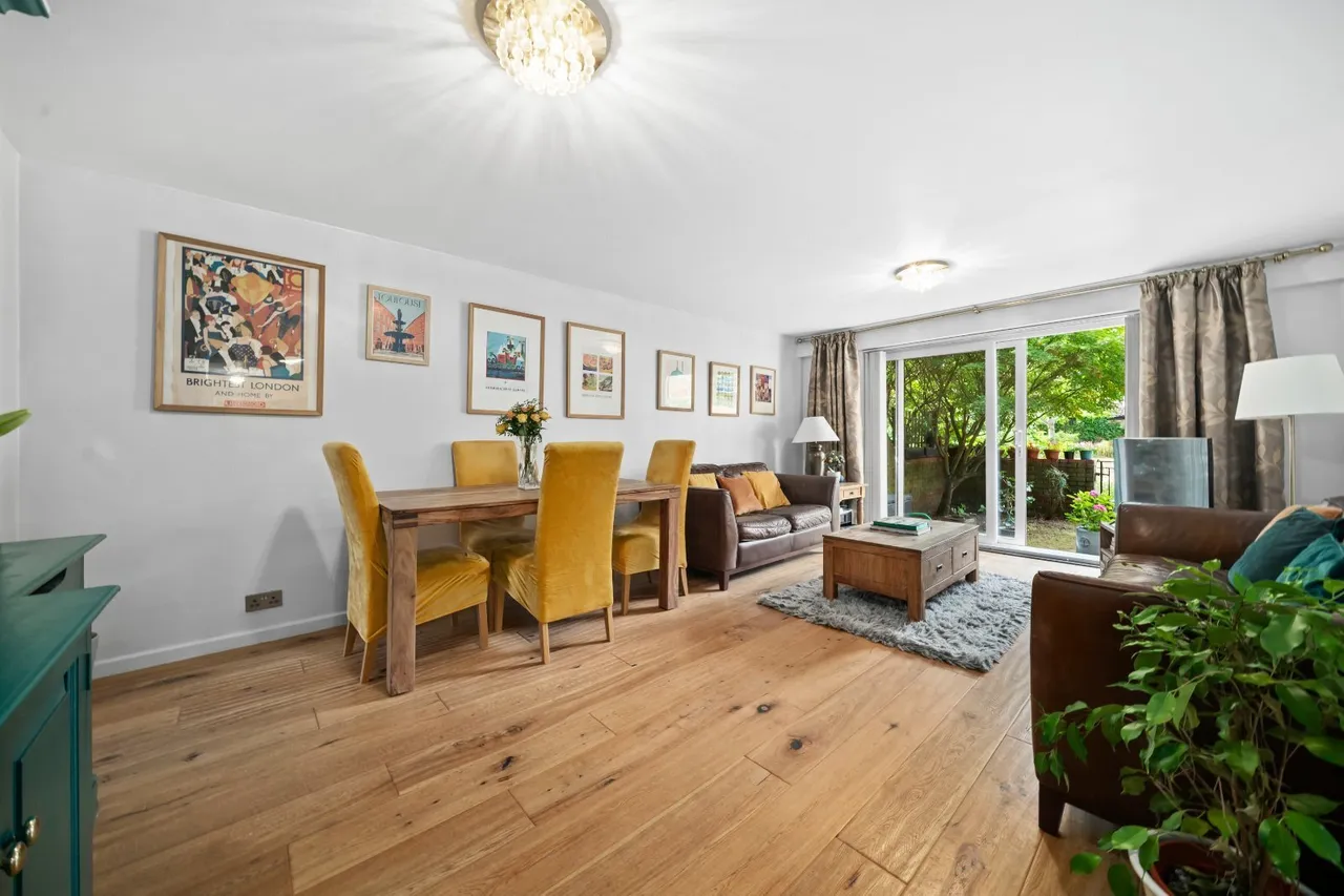2 bed flat for sale, Battersea Church Road, London, SW11