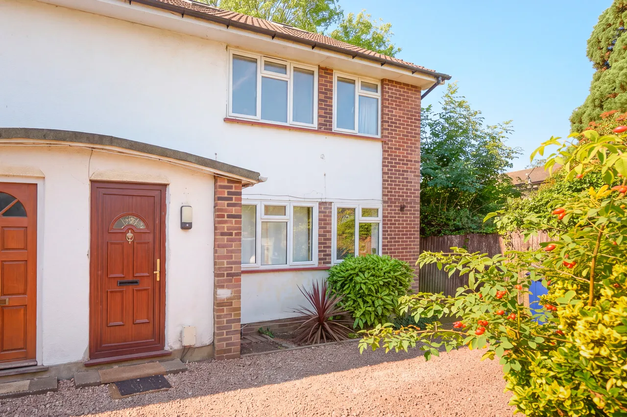 3 bed flat to rent — 27 Woodside Grove, London