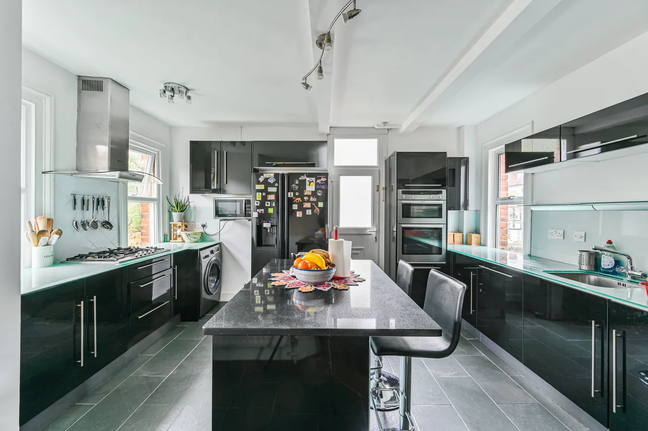 3 bed flat for sale, Bromley, BR1