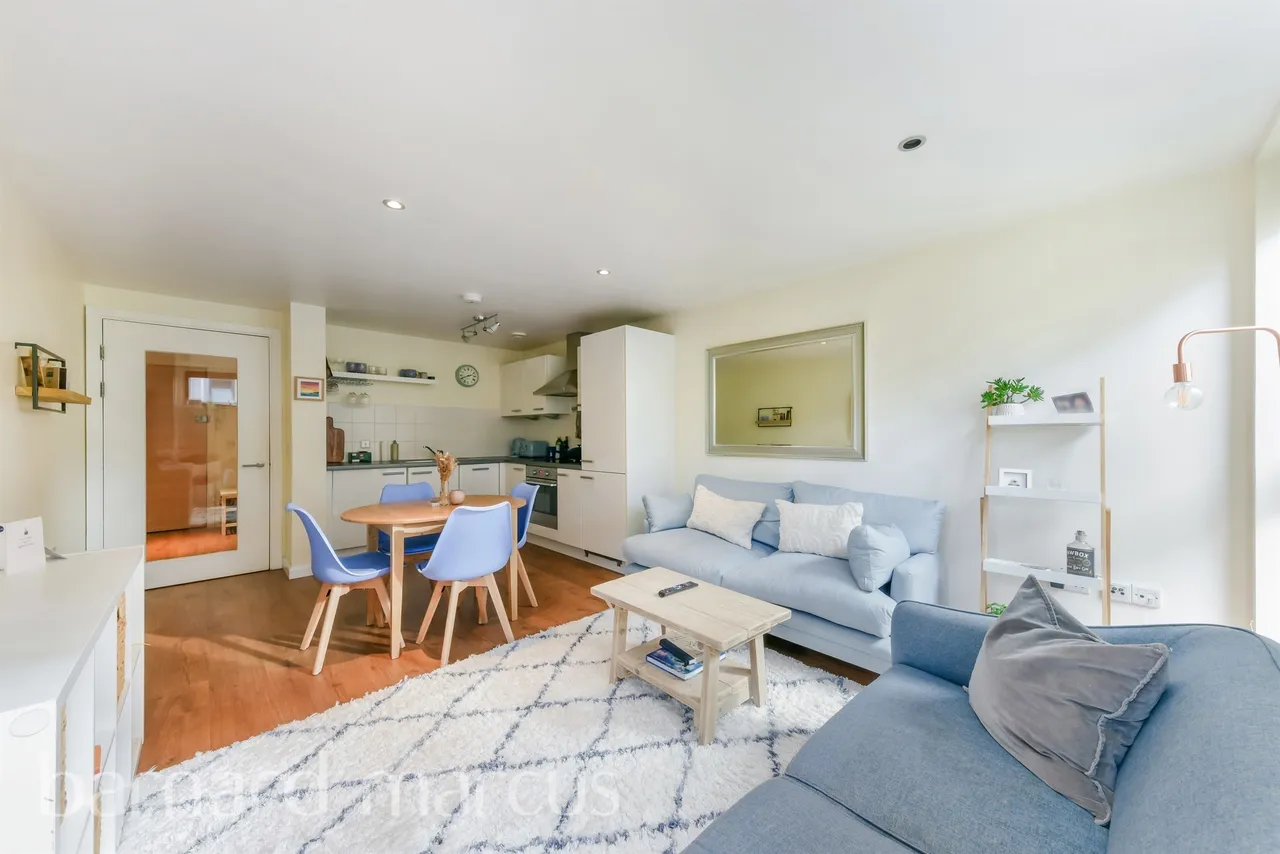 2 bed flat for sale — Petergate, London