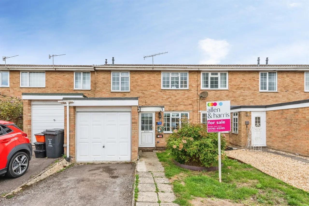 2 bed house for sale — Larchmore Close, Swindon