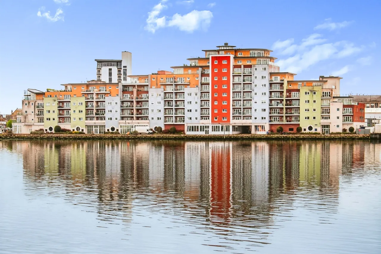 2 bed flat for sale — Lifeboat Quay, Poole