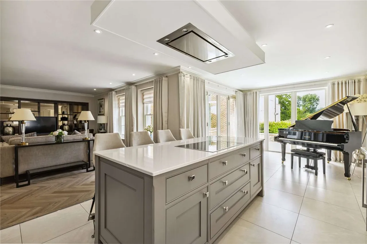 Connaught Square, Winchester, Hampshire, SO22 5QQ, photo 4