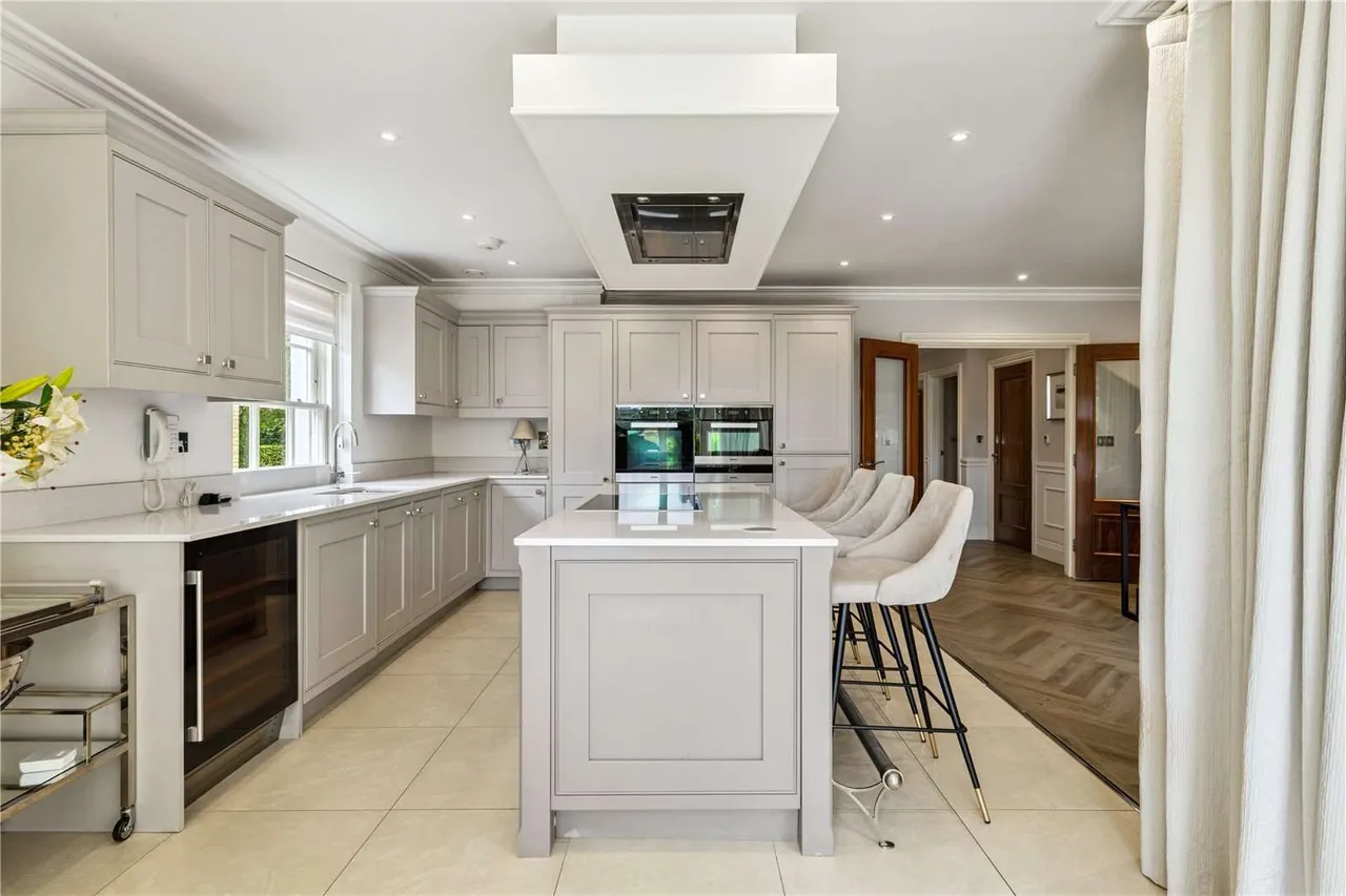 Connaught Square, Winchester, Hampshire, SO22 5QQ, photo 2