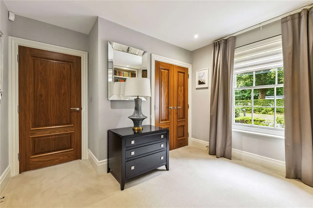 Connaught Square, Winchester, Hampshire, SO22 5QQ, photo 8