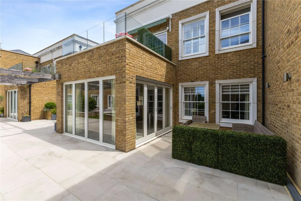 Connaught Square, Winchester, Hampshire, SO22 5QQ, photo 12
