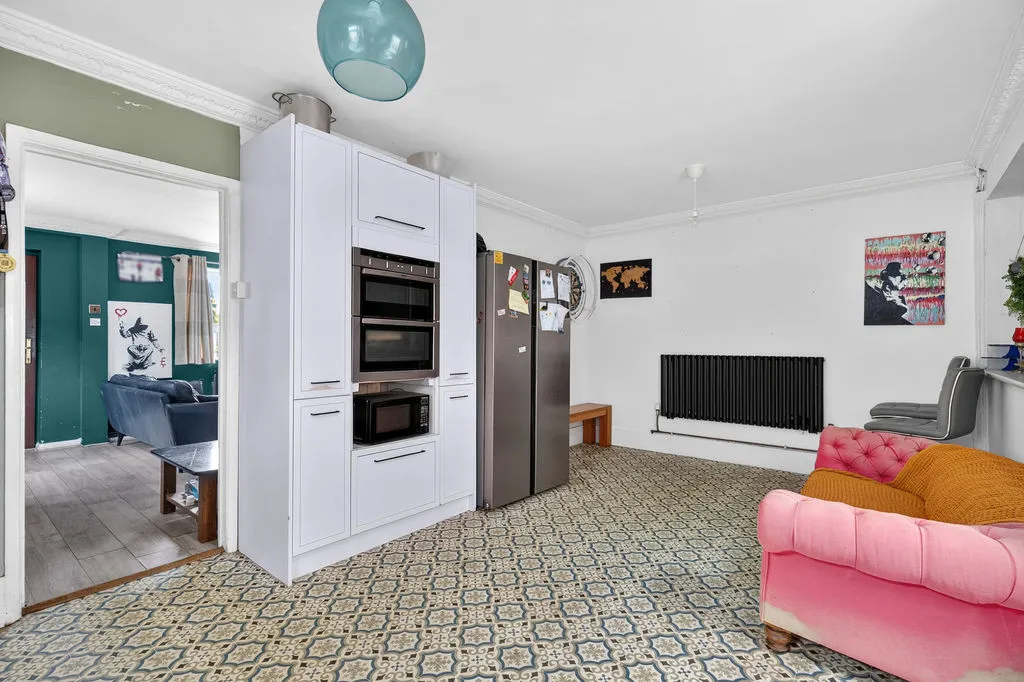 Brookside Avenue, Ashford TW15 3LX, photo 8