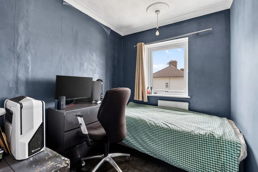 Brookside Avenue, Ashford TW15 3LX, photo 12