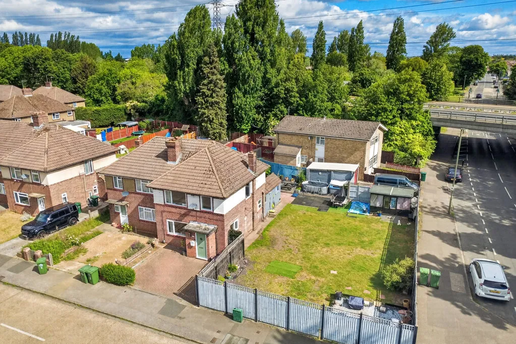 Brookside Avenue, Ashford TW15 3LX, photo 3