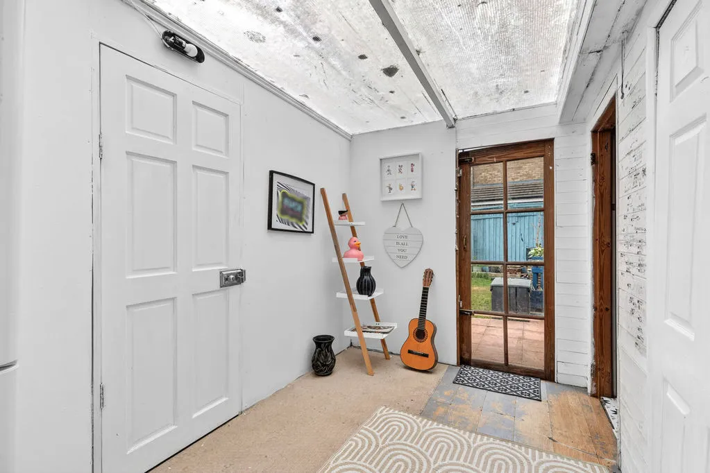 Brookside Avenue, Ashford TW15 3LX, photo 9
