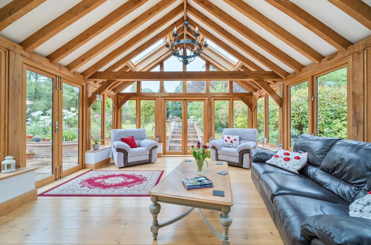 Distinguished Grade II Listed Oast House, Egerton, photo 2