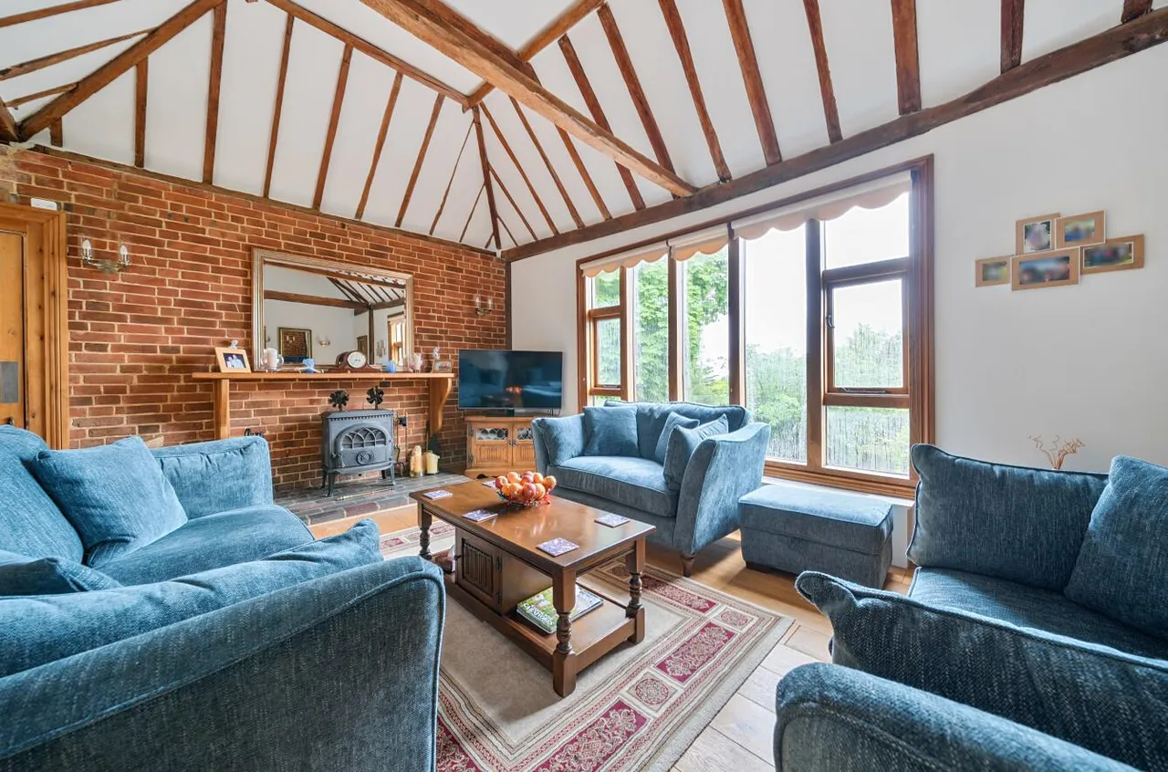 Distinguished Grade II Listed Oast House, Egerton, photo 8