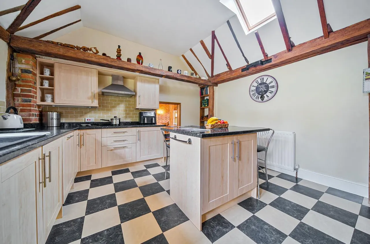 Distinguished Grade II Listed Oast House, Egerton, photo 7