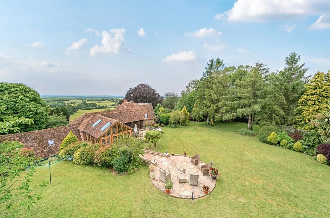Distinguished Grade II Listed Oast House, Egerton, photo 31