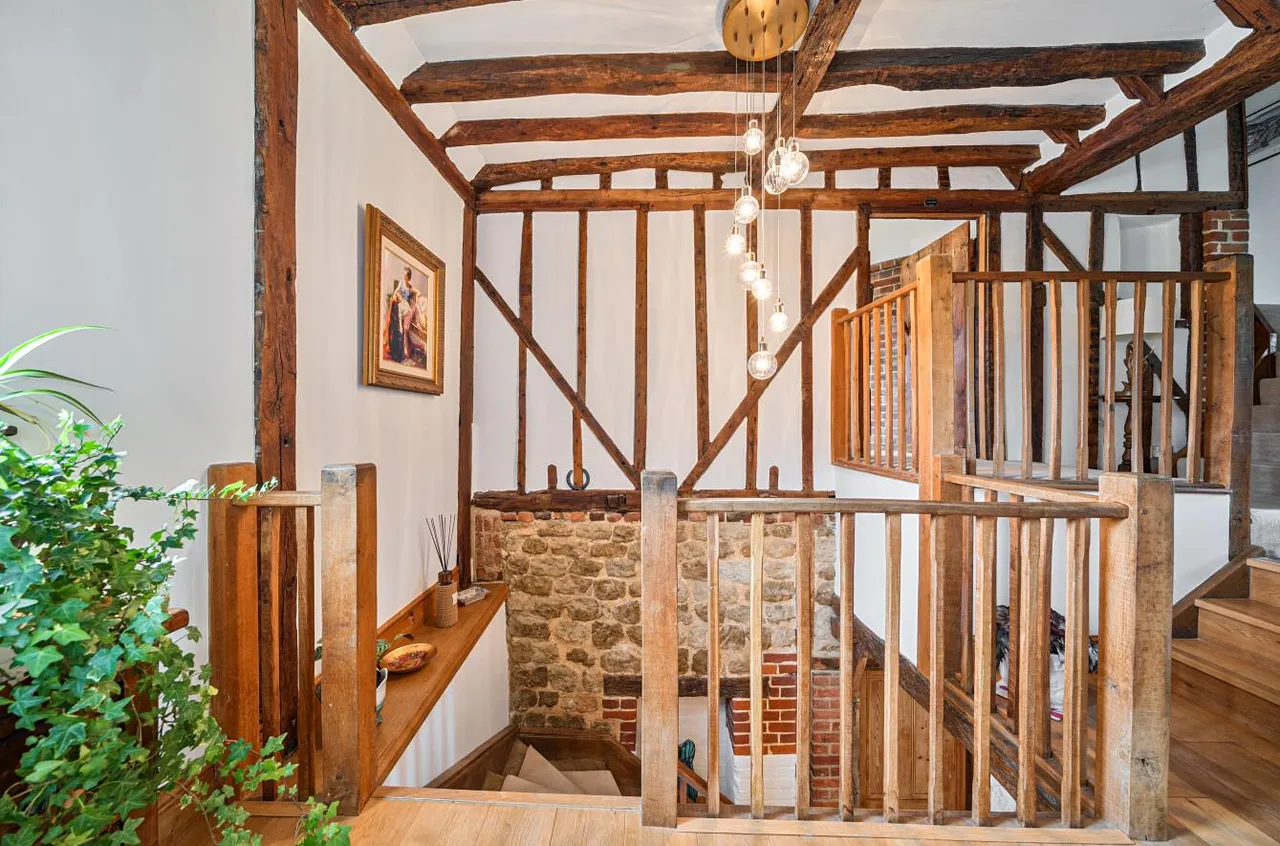 Distinguished Grade II Listed Oast House, Egerton, photo 16