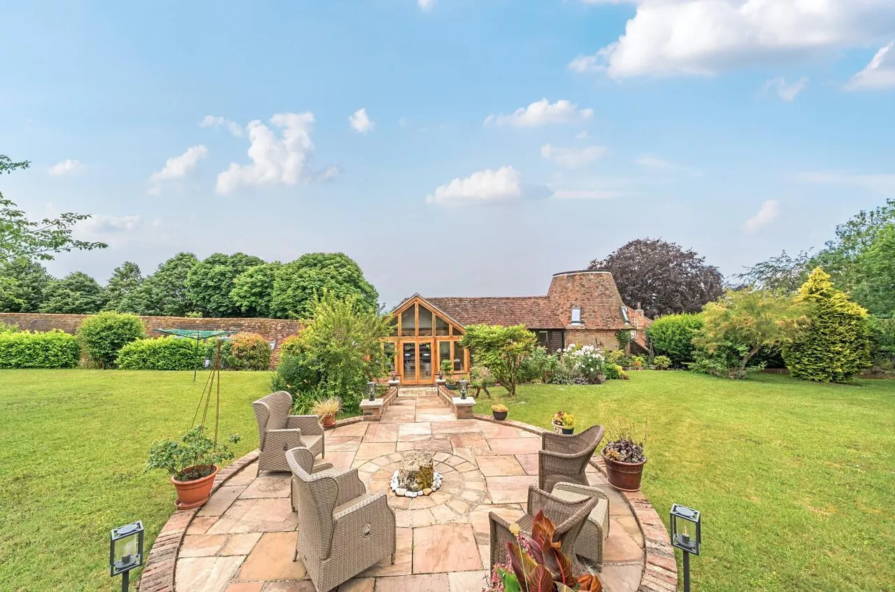 Distinguished Grade II Listed Oast House, Egerton, photo 32