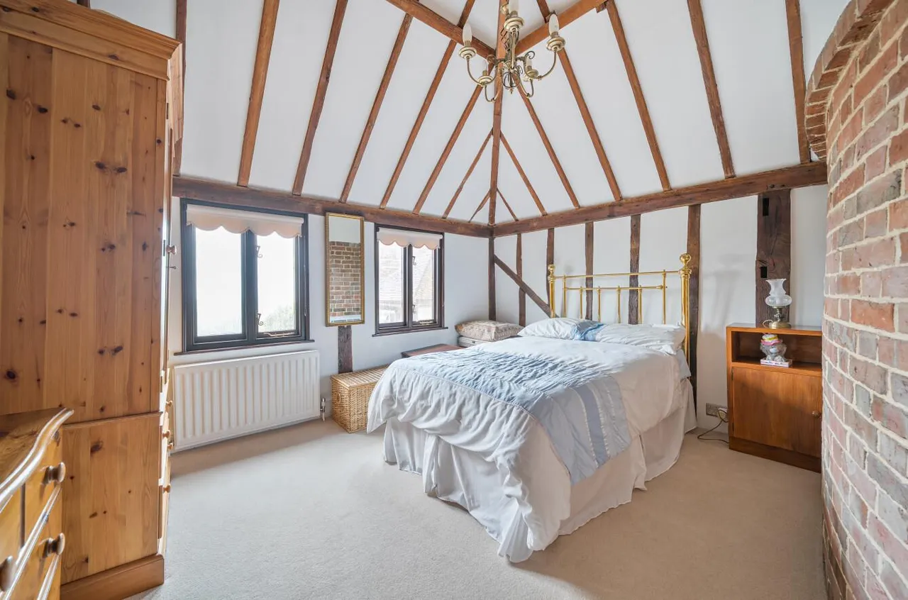 Distinguished Grade II Listed Oast House, Egerton, photo 19