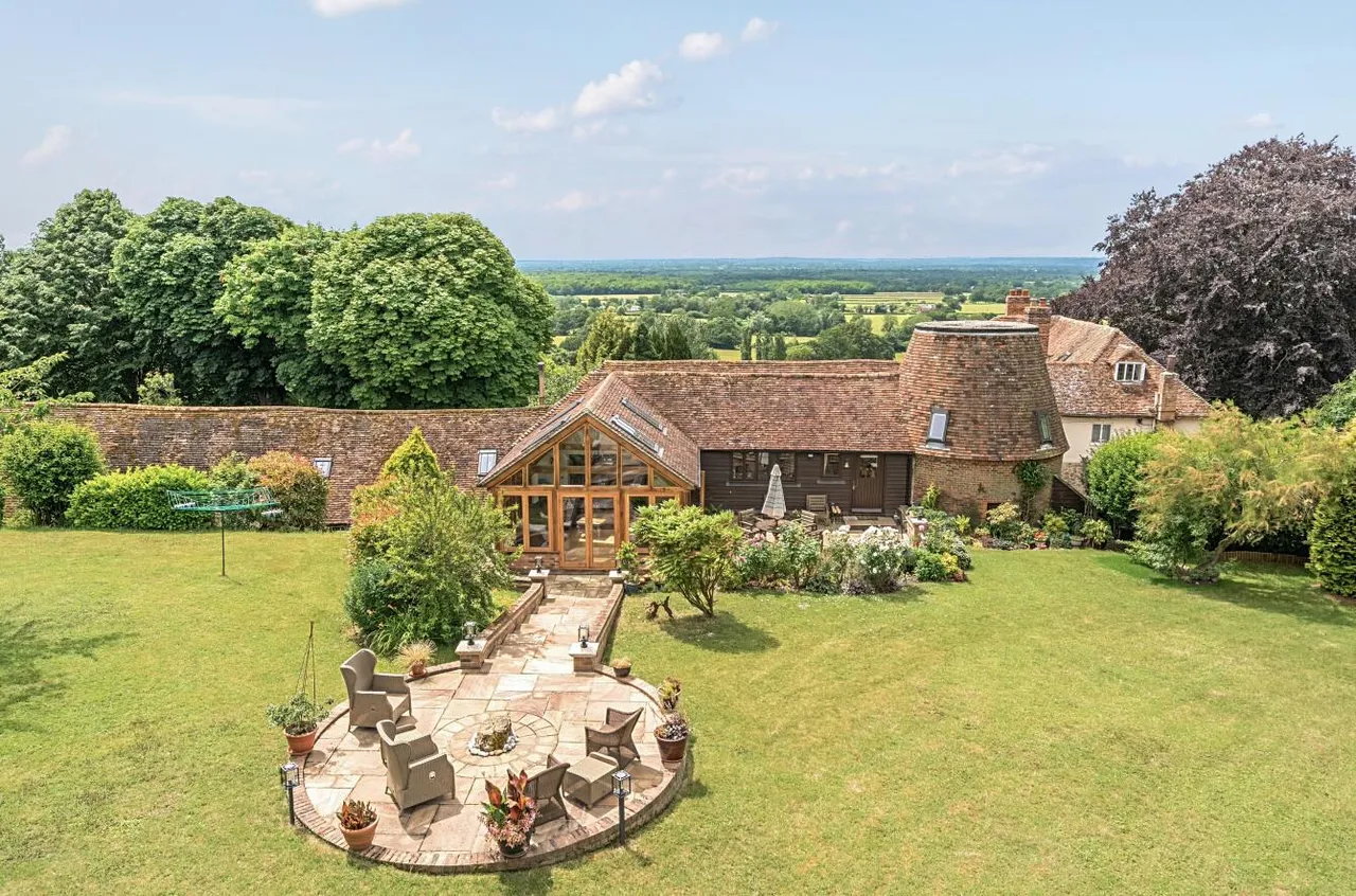 5 bed house for sale, Distinguished Grade II Listed Oast House, Egerton