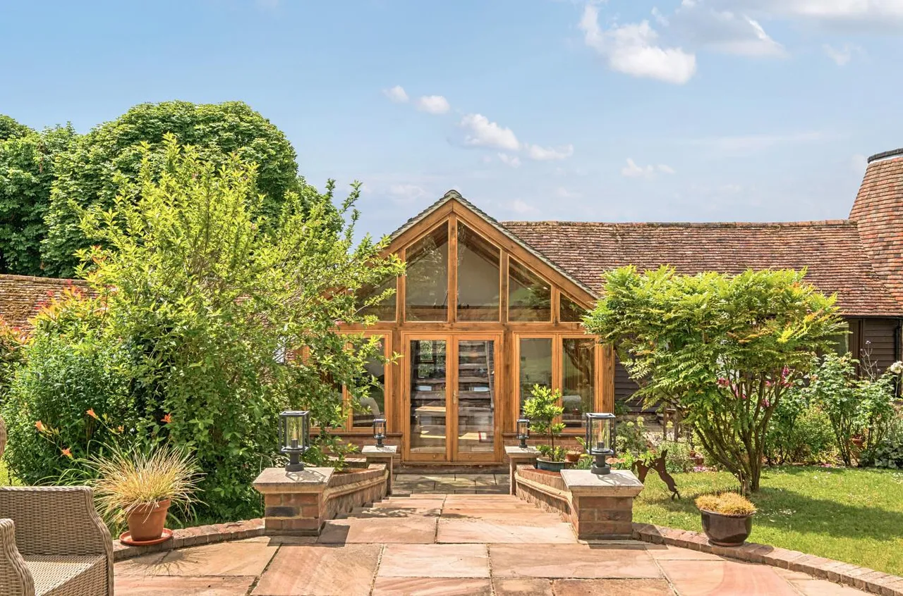 Distinguished Grade II Listed Oast House, Egerton, photo 30